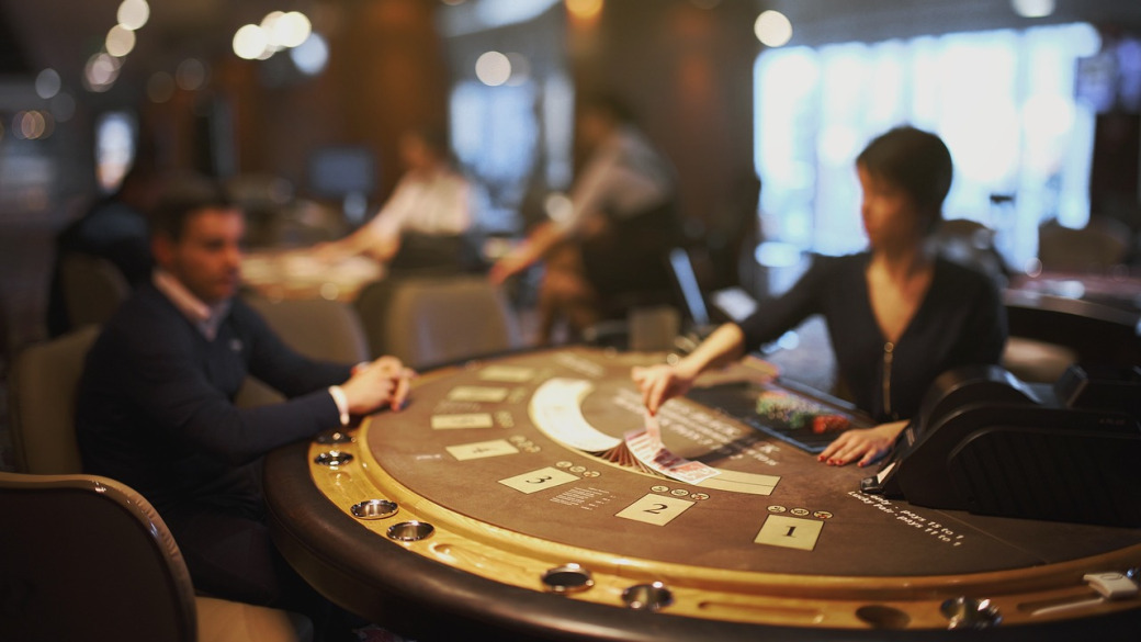 Evolution Gaming live dealer hosting a real-time blackjack table for online casino players in Southeast Asia